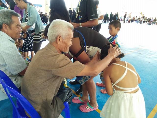 โครงการส่งเสริมงานประเพณีรดน้ำดำหัวผู้สูงอายุ